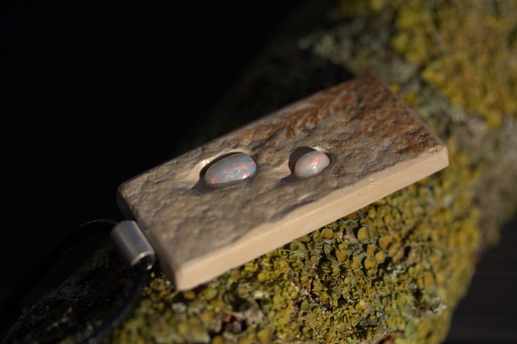 Nr. 0253 Dendritenplatte mit 2 ovalen Welo-Opalen und einer Sterlinghülse 2