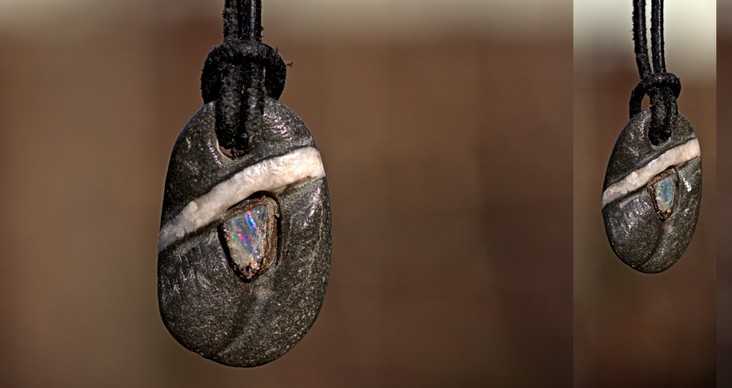 Nr. 0280 Ein strukturiert ausgearbeiteter Kiesel und ein australischer Boulder-Opal inkl. Lederband