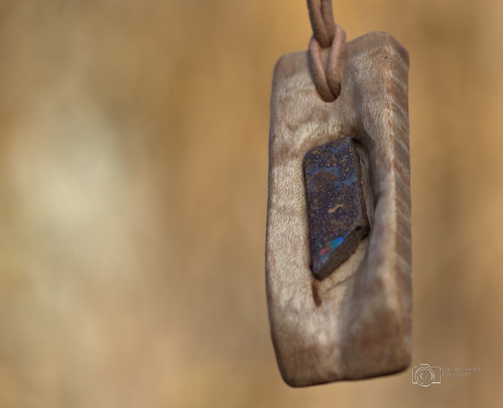 Nr. 0290 Feingezeichnetes Holzstück mit einem fast rohen Opal aus Australien inkl. Lederband1