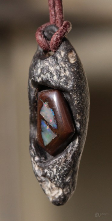 Nr. 0337 Sensationeller Opal auf einem Feuerstein von der insel Rügen