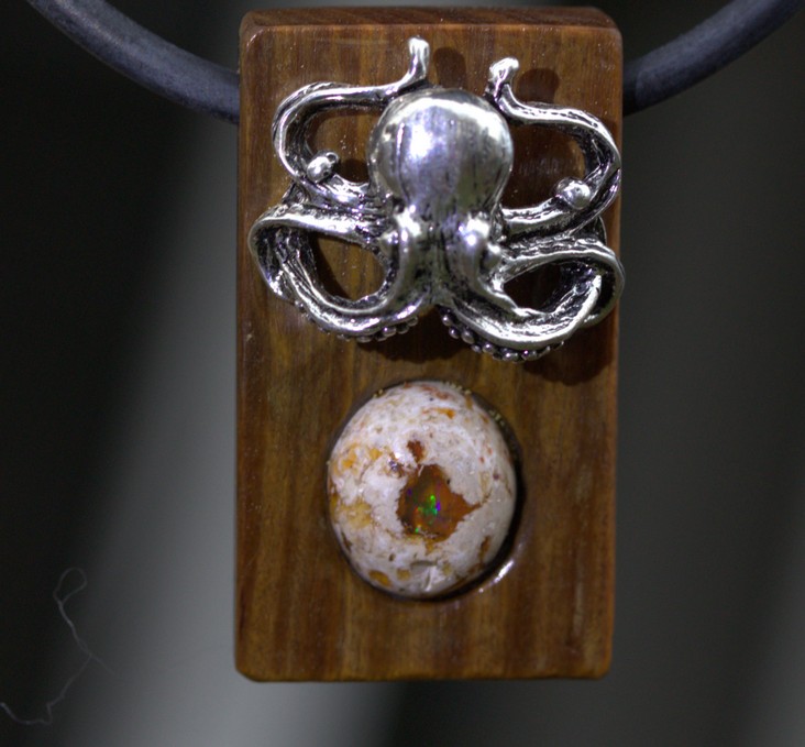 Nr. 0341 Mexikanischer Opal und ein silberner Octopus auf Edelholz